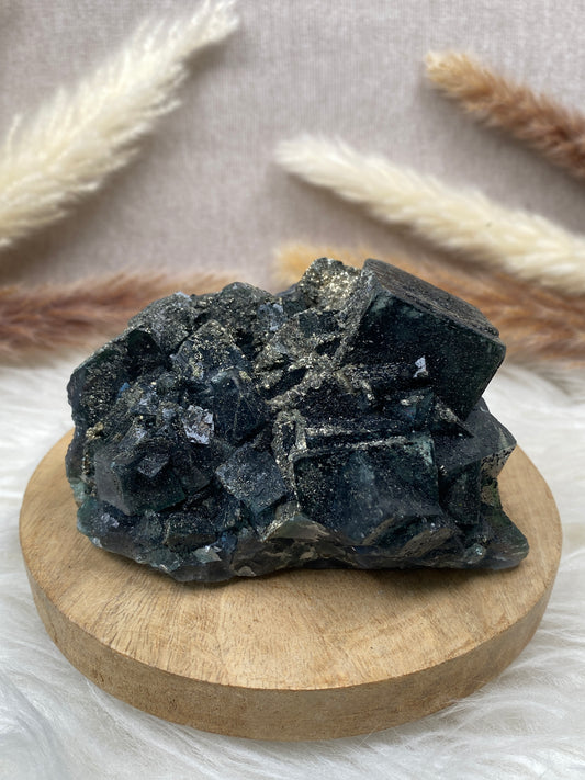 Fluorit mit Pyrit Cluster (6)
