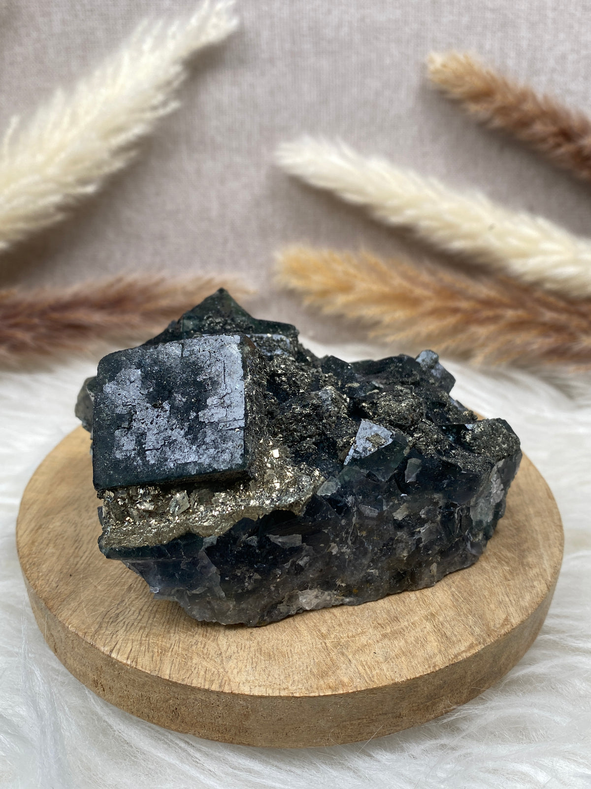 Fluorit mit Pyrit Cluster (6)